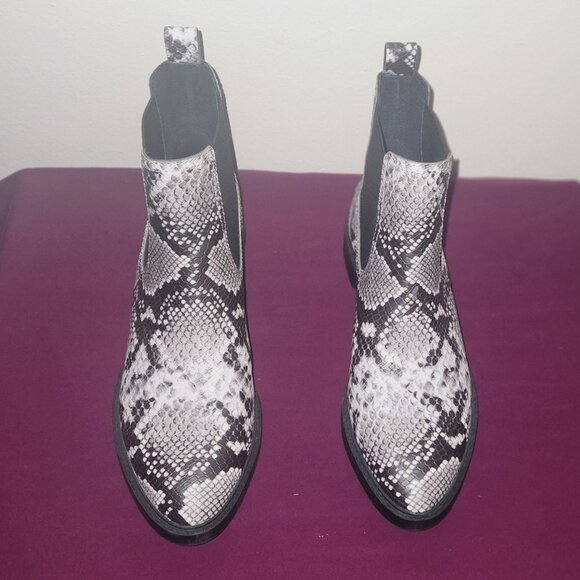 Treasure & Bond Gabriella Chelsea boot in a black and white snake print. Size 8 - Picture 1 of 9